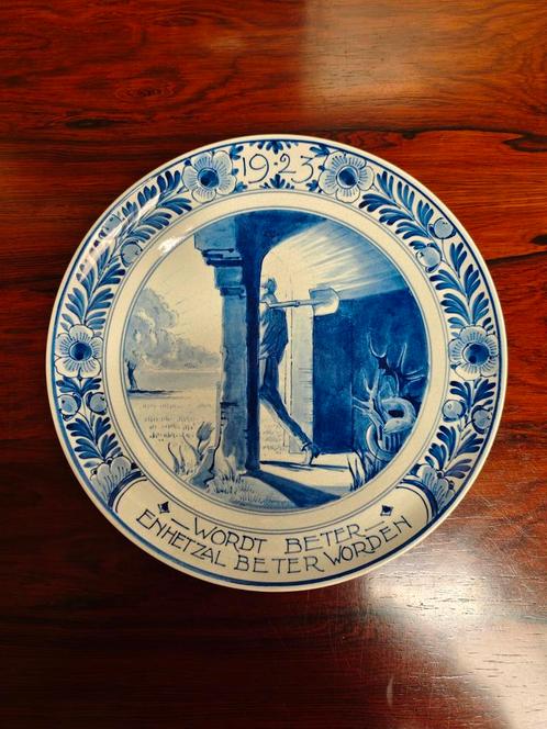 Zeldzame Royal Delft Plaat 1923 - 'Het Wordt Beter', Antiek en Kunst, Antiek | Wandborden en Tegels, Ophalen of Verzenden