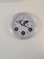 Wereldklok op batterijen – zilvere wandklok, Ophalen of Verzenden, Zo goed als nieuw, Analoog, Wandklok