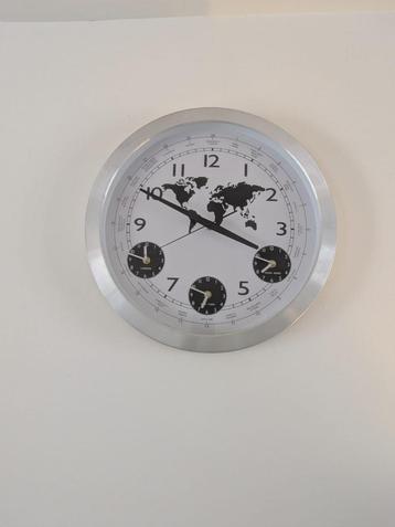 Wereldklok op batterijen – zilvere wandklok beschikbaar voor biedingen