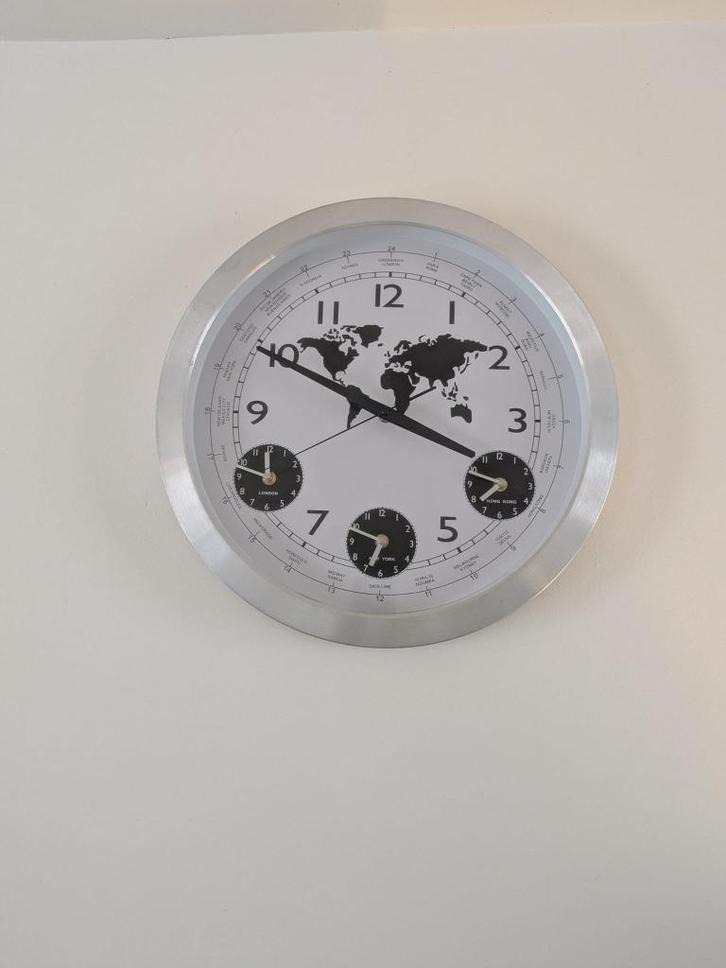 Wereldklok op batterijen – zilvere wandklok, Huis en Inrichting, Woonaccessoires | Klokken, Zo goed als nieuw, Wandklok, Analoog