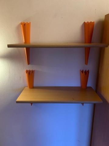 2 wandplanken met oranje houders beschikbaar voor biedingen