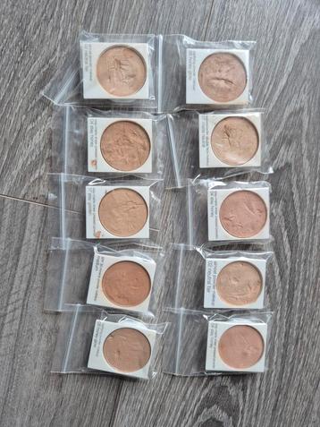 Partij (2) Clinique palletjes in diverse series en kleuren beschikbaar voor biedingen