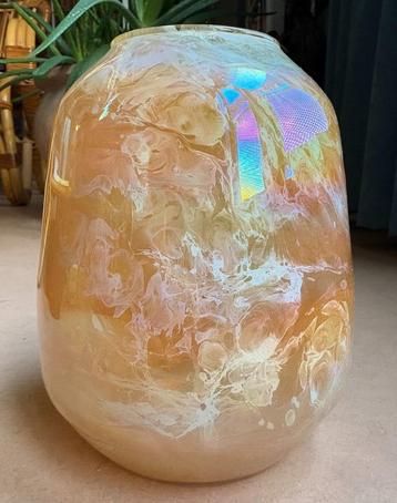 Fraai oud iriserend vaasje, glas beschikbaar voor biedingen