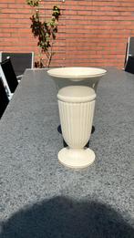 Wedgwood vaas gouden randje jubileumuitvoering 22,5 cm hoog, Overige kleuren, Aardewerk of Porselein, Ophalen of Verzenden, Zo goed als nieuw
