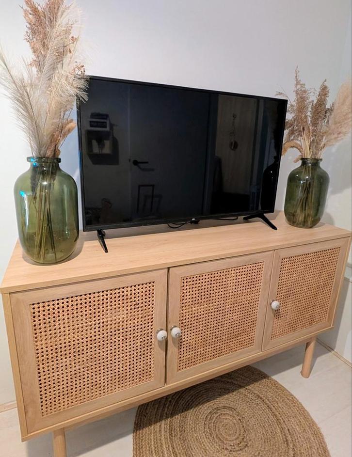 Rotan Dressoir + 43” TV + Vazen | Complete Set – Nette Staat, Huis en Inrichting, Kasten | Dressoirs, Zo goed als nieuw, 25 tot 50 cm