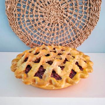 Decoratieve handmade kersenvlaai beschikbaar voor biedingen