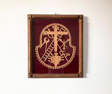 Gefiguurzaagde religieuze voorstelling in tramp art lijst beschikbaar voor biedingen