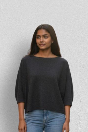 COS – Refined & Versatile Gray Round-Neck Top – S 🌸 beschikbaar voor biedingen