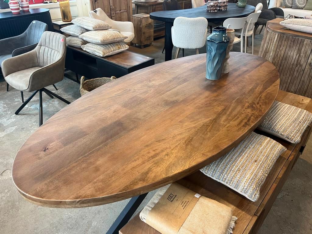 Magazijn leegverkoop eettafel ovaal mangohout matrixpoot zw, Huis en Inrichting, Tafels | Eettafels, Overige houtsoorten, Vijf personen of meer