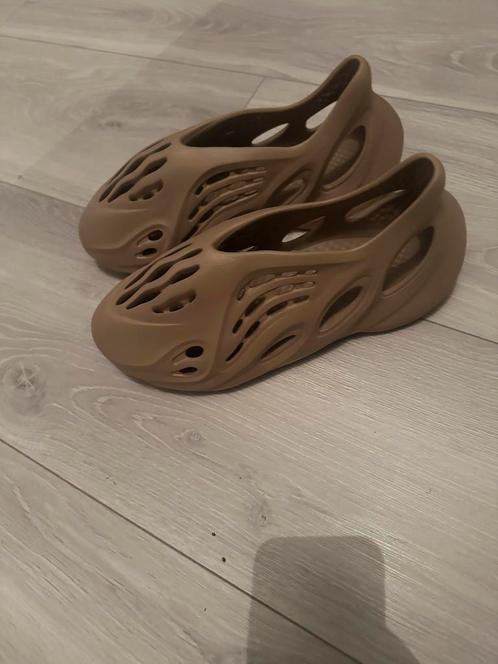 Adidas Foam Runner Maat 44, Kleding | Dames, Schoenen, Zo goed als nieuw, Bruin, Ophalen of Verzenden