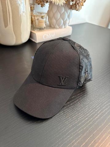 Louis Vuitton Pet monogram mesh baseball cap beschikbaar voor biedingen