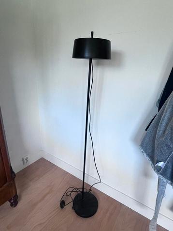 Staande zwarte lamp beschikbaar voor biedingen