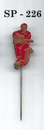 Sp226 Rood Speldje van de Belgische Zanger Adamo, Verzamelen, Speldjes, Pins en Buttons, Ophalen of Verzenden, Gebruikt, Speldje of Pin