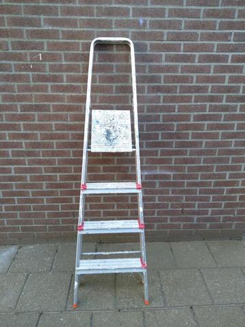 4 trede huishoud trap beschikbaar voor biedingen