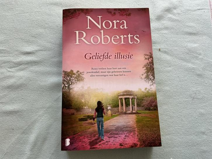 GELIEFDE ILLUSIE - Nora Roberts, Boeken, Romans, Zo goed als nieuw, Nederland, Ophalen of Verzenden