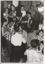 Onbekend Indische jongeren tijdens huisfeestje Fotokaart, Ophalen of Verzenden, Ongelopen