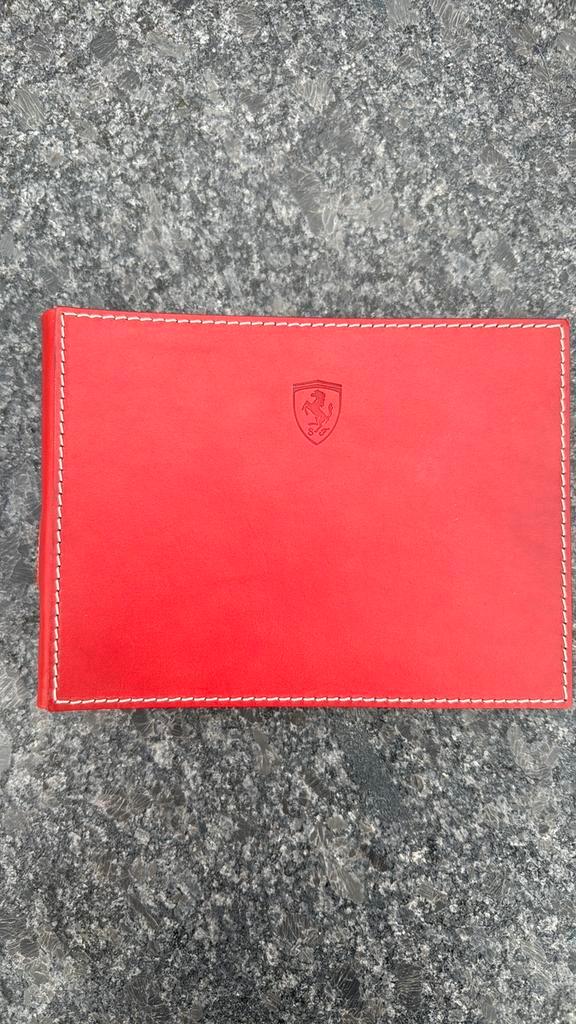 Ferrari fotoboek Arte & Cuoio – collectors item ongebruikt, Auto diversen, Overige Auto diversen, Ophalen of Verzenden