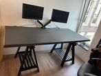 Bureaublad van kunststof en hout op 2 IKEA Schragen, Ophalen, In hoogte verstelbaar, Zo goed als nieuw, Bureau