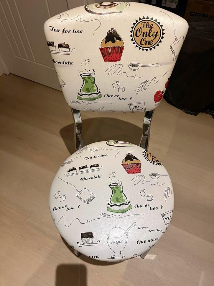 Stoel met Theeservies Design, Huis en Inrichting, Stoelen, Zo goed als nieuw, Eén, Metaal, Wit, Ophalen of Verzenden