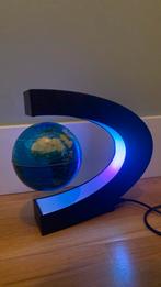 Een zwevende en draaiende aardbol ong 10 cm, Huis en Inrichting, Woonaccessoires | Wereldbollen, Ophalen of Verzenden, Zo goed als nieuw