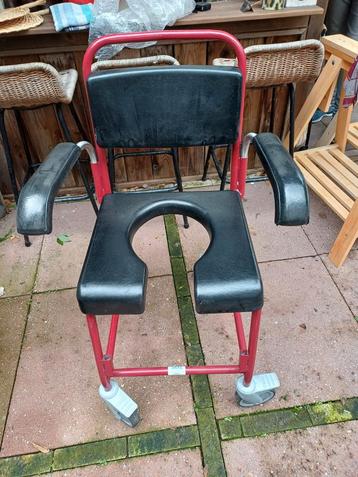 Douche postoel op wieltjes in nette staat beschikbaar voor biedingen