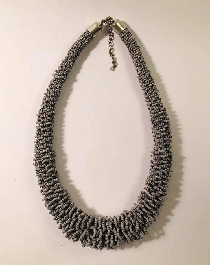 Ketting gemaakt van kleine grijze kraaltjes, Sieraden, Tassen en Uiterlijk, Kettingen, Ophalen of Verzenden