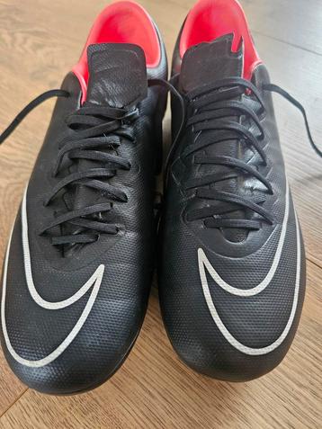 Nike kinder voetbalschoenen Maat 36,5 beschikbaar voor biedingen
