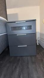 2 grijze nachtkastjes, Huis en Inrichting, Kasten | Ladekasten, Ophalen, 50 tot 100 cm, Zo goed als nieuw, Minder dan 100 cm