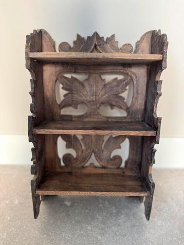 Antiek houdgesneden wandrekje beschikbaar voor biedingen