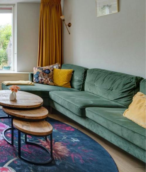Groene bank met chaise longue eraan vast, Huis en Inrichting, Banken | Complete zithoeken, Zo goed als nieuw, Hout, Ophalen of Verzenden