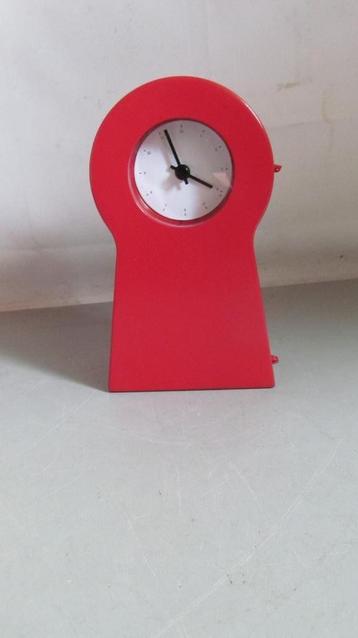 Vintage Ikea PS klein rood tafel klokje met kastje uit 1995 beschikbaar voor biedingen