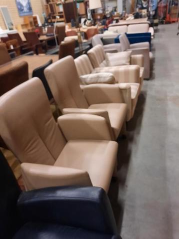 Diverse stoelen en banken  beschikbaar voor biedingen