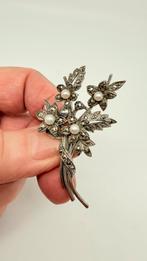 Oude zilveren broche, inleg veel narcasieten en pareltjes., Verzenden, Zilver, Broche