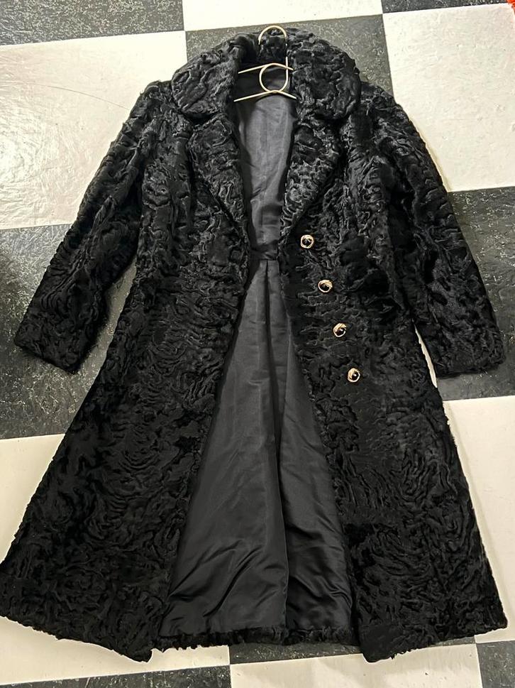 Vintage astrakan jas uit frankrijk met sierknopen, Kleding | Dames, Jassen | Winter, Zo goed als nieuw, Maat 36 (S), Zwart, Ophalen of Verzenden