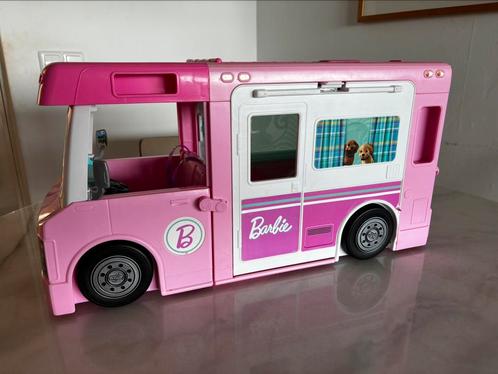 Barbie camper en kampeerset incl accesoires en barbiepoppen, Kinderen en Baby's, Speelgoed | Poppenhuizen, Zo goed als nieuw, Toebehoren