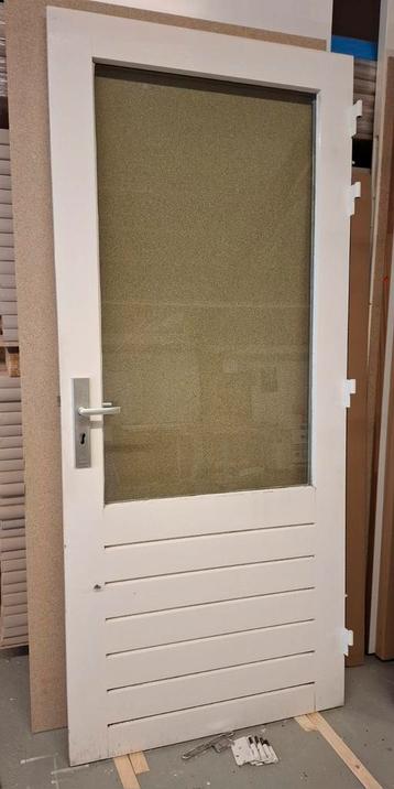 Achterdeur met dubbel glas met driepuntsluiting beschikbaar voor biedingen