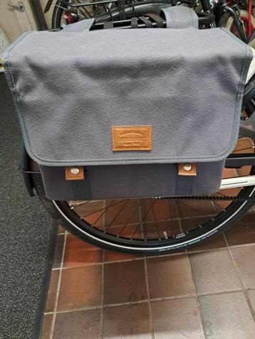 Mooie nette fietstassen beschikbaar voor biedingen