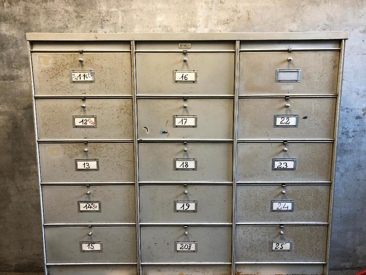 Vintage industriele Roneo vakkenkast met kleppen Frankrijk, Huis en Inrichting, Kasten | Dressoirs, Gebruikt, 100 tot 150 cm, 25 tot 50 cm