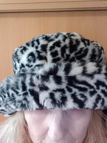 Nieuwe  modieuze Vinted muts.Nepbont beschikbaar voor biedingen