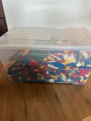 Enorme grote doos lego ook veel jaren 80 lego beschikbaar voor biedingen