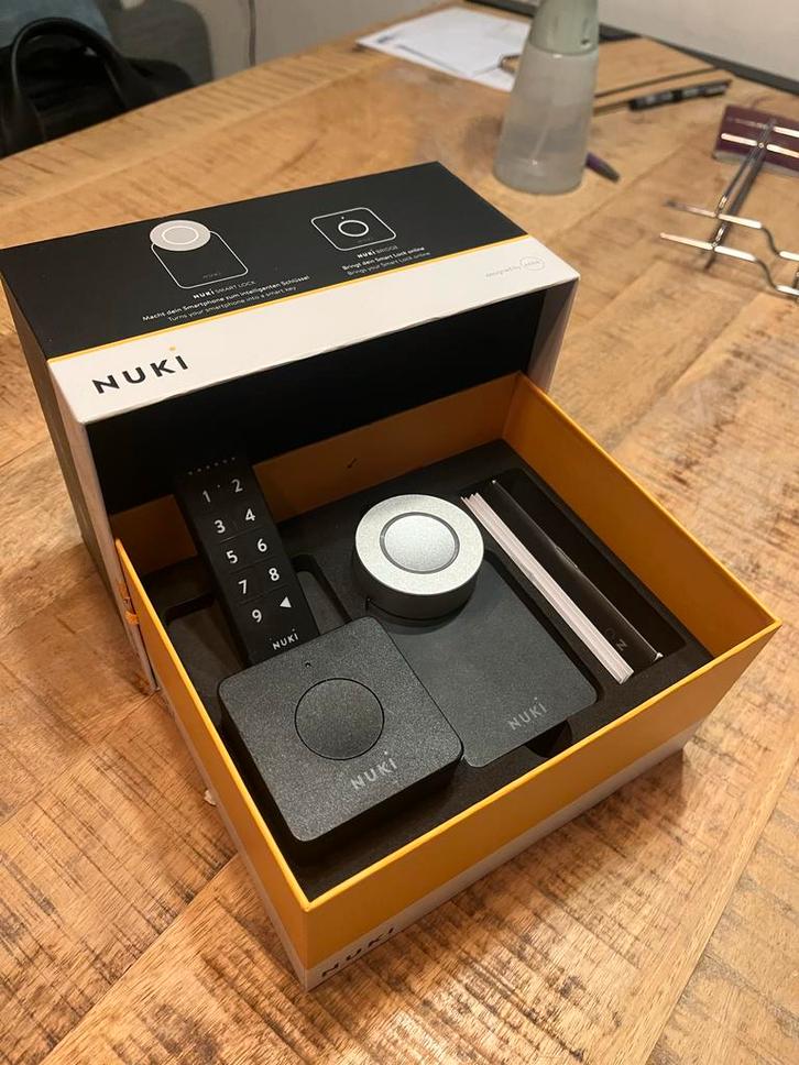 Nuki Smart Lock 2.0 + Bridge + Keypad + Deursensor, Doe-het-zelf en Verbouw, Hang- en Sluitwerk, Zo goed als nieuw, Ophalen of Verzenden