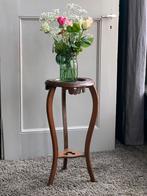 Bloementafeltje met marmeren blad, Ophalen