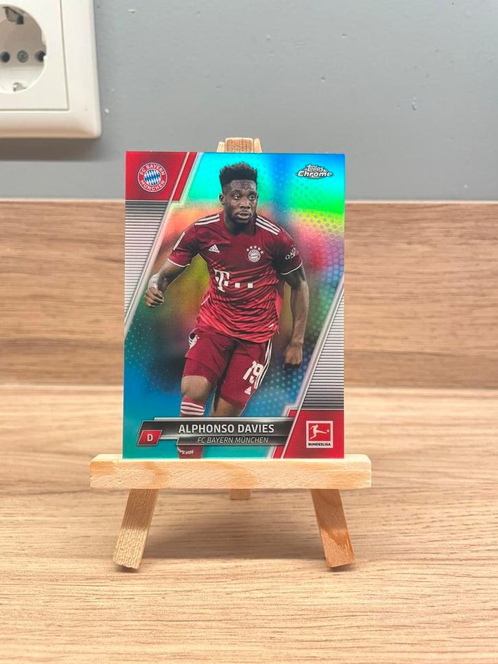 2022-23 Topps Chrome Bundesliga Aqua Alphonso Davies /275, Verzamelen, Sportartikelen en Voetbal, Zo goed als nieuw, Spelerskaart