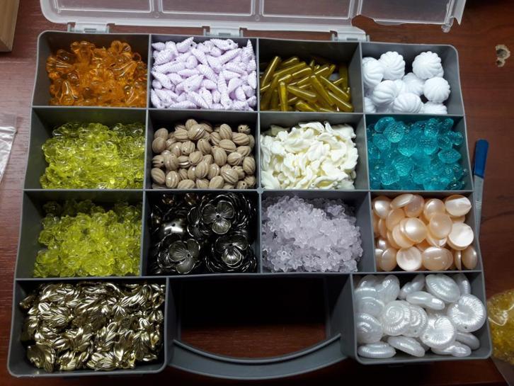 23 Soorten kralen in sorteerbak, Hobby en Vrije tijd, Kralen en Sieraden maken, Nieuw, Kraal, Ophalen of Verzenden