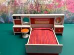 Vintage Lundby bed met ombouw en krukje, Verzamelen, Poppenhuizen en Toebehoren, Ophalen of Verzenden, Zo goed als nieuw, Poppenhuis