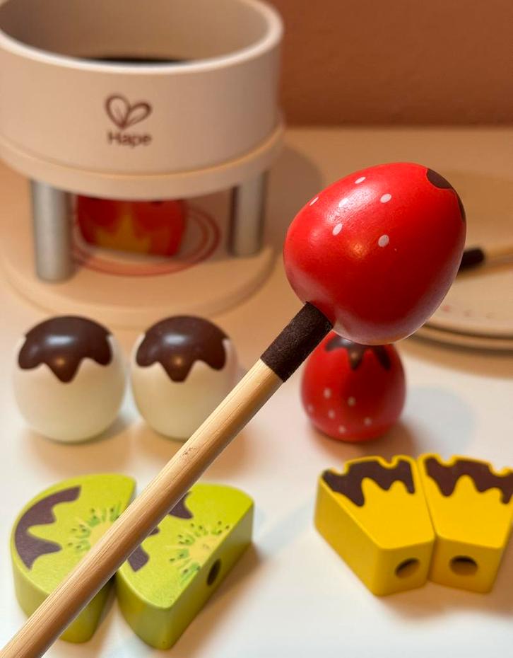 Hape | Chocolade Fondue (Houten speelset), Kinderen en Baby's, Speelgoed | Speelkeukens, Zo goed als nieuw, Speelkeuken-accessoire