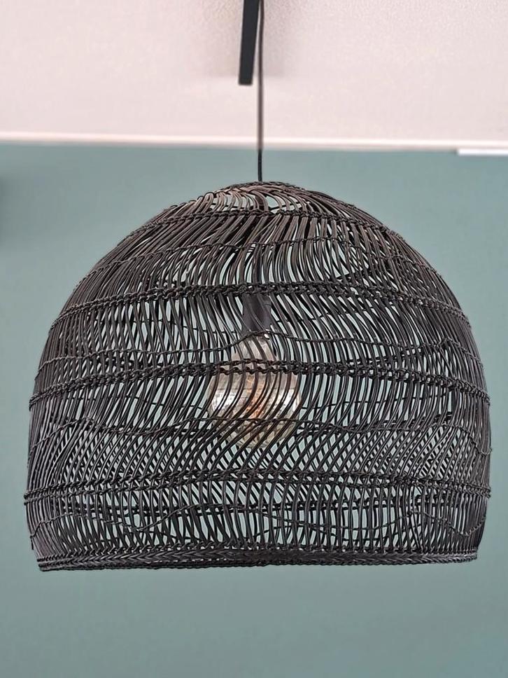Zwarte gevlochten hanglamp - Maisons du Monde, Huis en Inrichting, Lampen | Hanglampen, Zo goed als nieuw, 50 tot 75 cm, Overige materialen