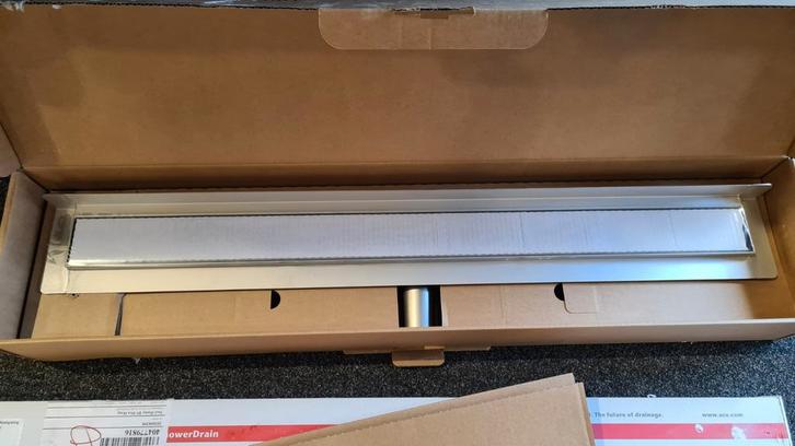 ACO drain douchegoot met muurflens en massief rooster 885 mm, Doe-het-zelf en Verbouw, Sanitair, Nieuw, Douche, Rvs, Ophalen