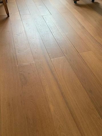 Massief eiken parket vloerdelen 20x150 mm met plinten beschikbaar voor biedingen