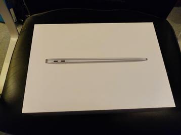 Lege doos van een Macbook Air A2337 21-10 beschikbaar voor biedingen